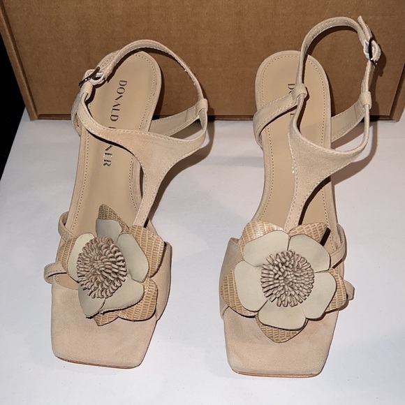 Donald Pliner croc embossed leather T strap flower detail tan heels sandals 6.5 - Picture 5 of 10